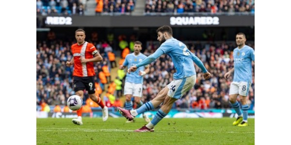 Il giovane difensore del Manchester City Joško Gvardiol segna gol consecutivi